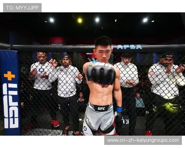 UFC拳手领奖时玩自拍杆，展现个性与魅力！